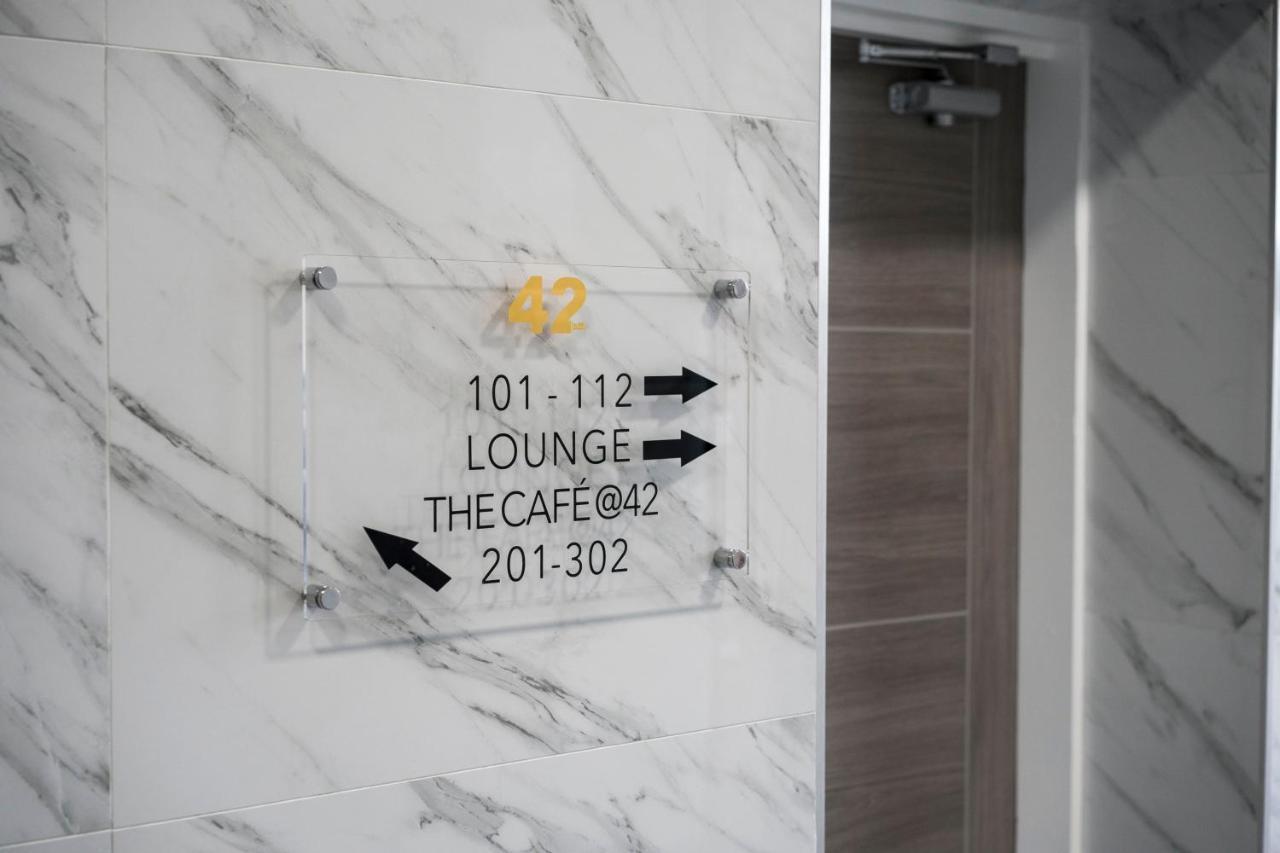 42 Apart-Hotel Скънторп Екстериор снимка